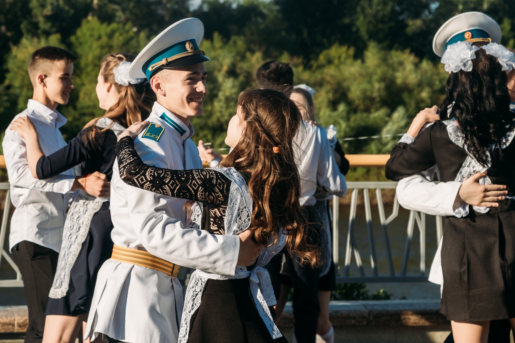 Вальс на выпускной. Вальс на набережной 2022. Пара выпускников. Вальс выпускников. Выпускники школы.